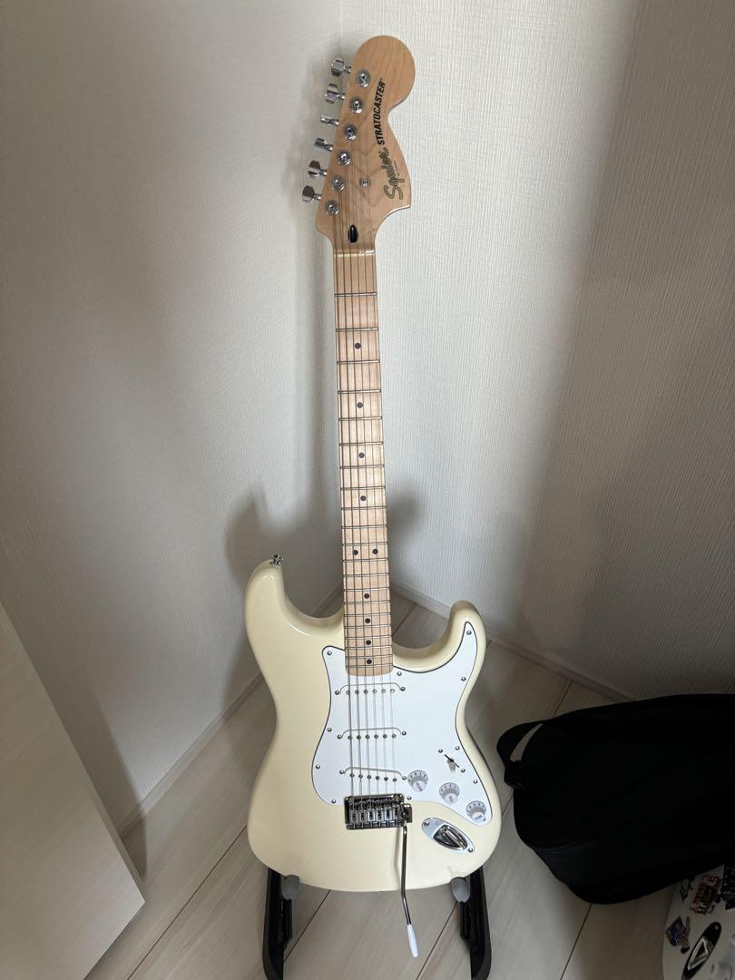 squier STRATOCASTERエレキギター￼ 血なまぐさく