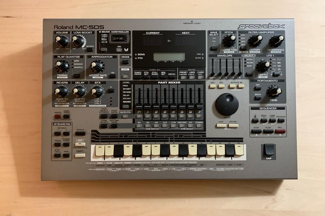 Roland MC-505 ローランド groovebox