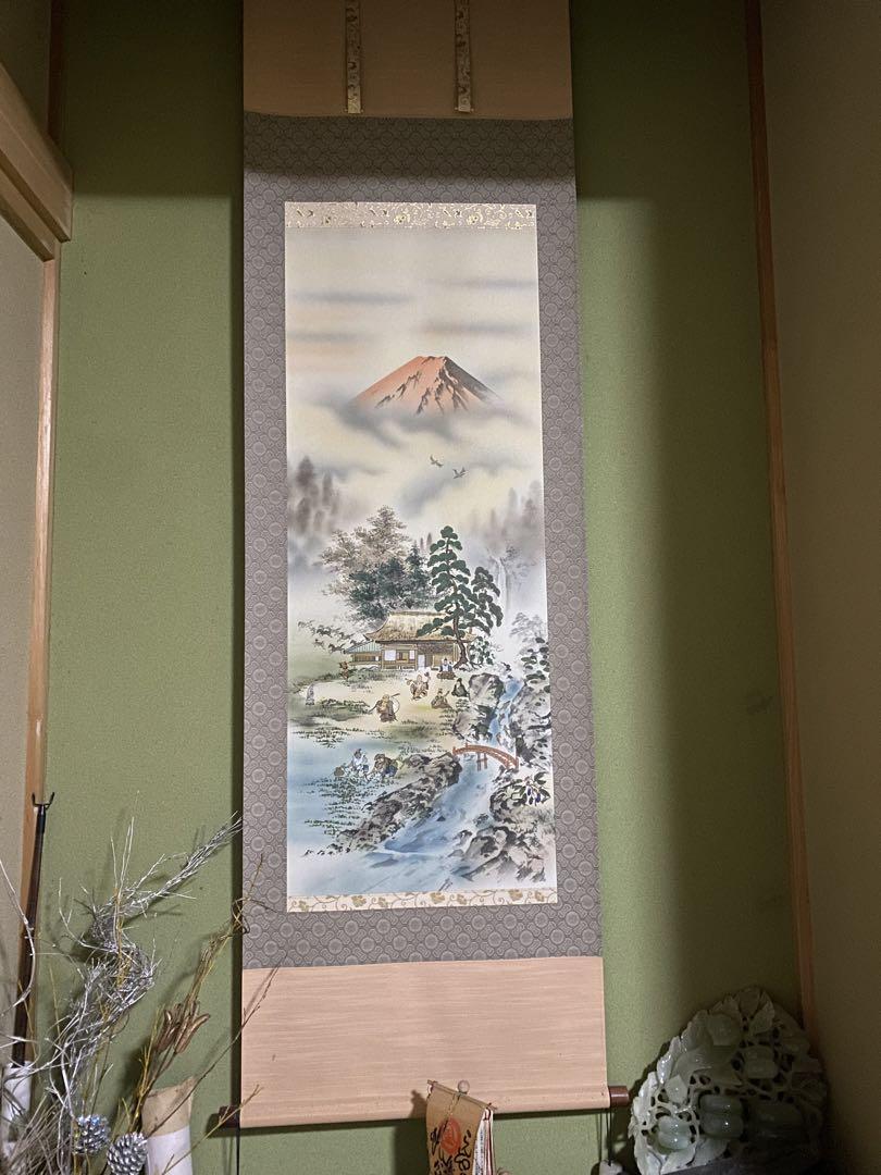 掛け軸 秀峰 赤富士図 絹本 希少 軸装 茶道具 掛軸 美品 です。