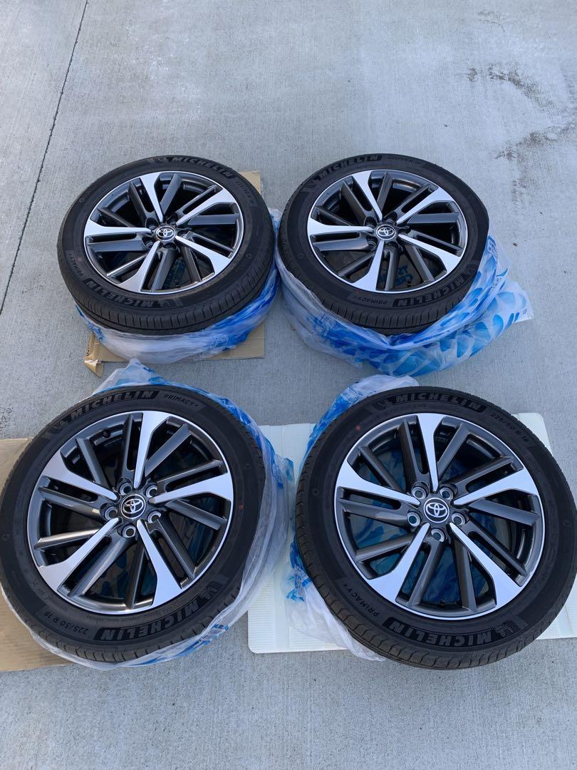 新車外しカローラクロスZ アルミホイールタイヤセット225/50/R18