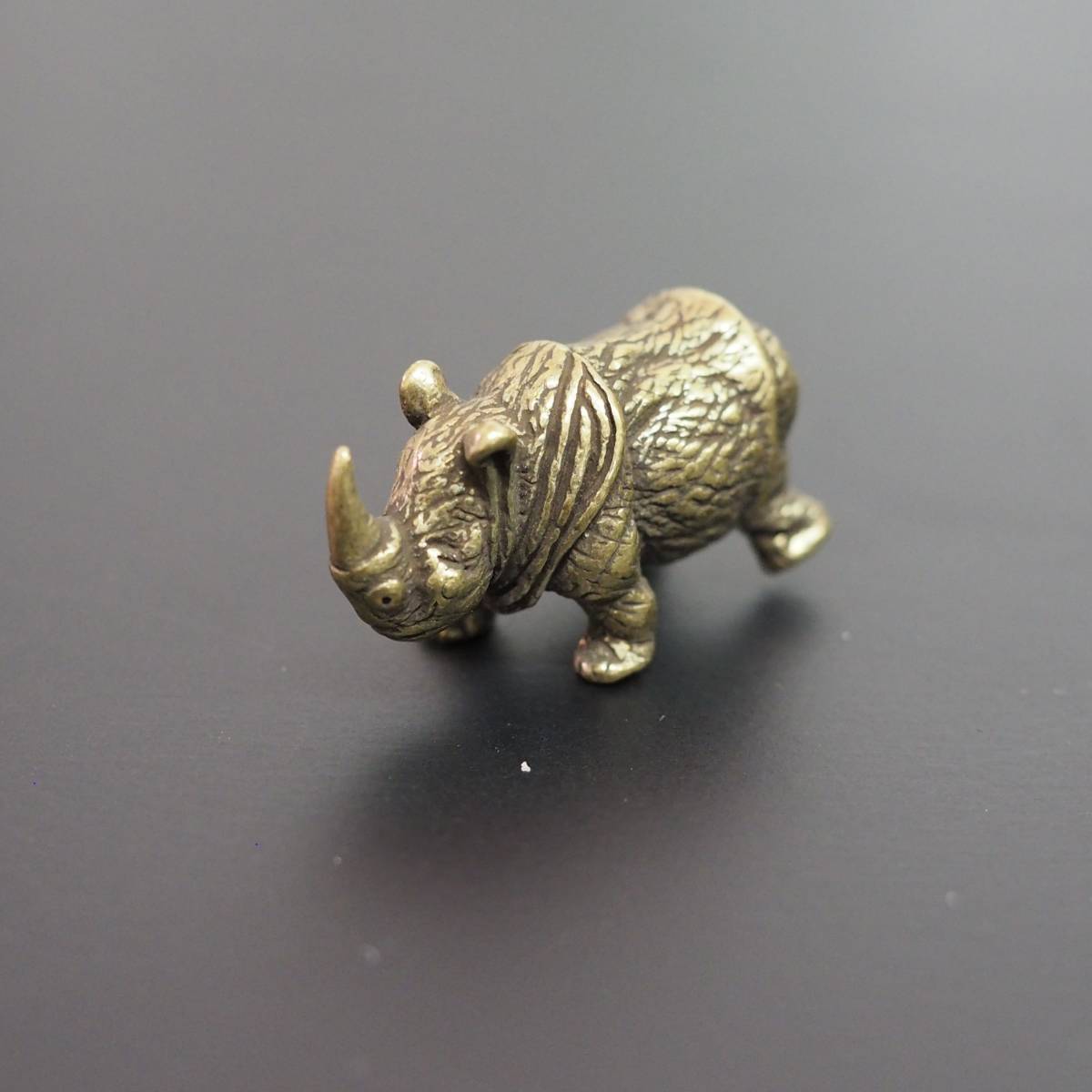 サイ シロサイ クロサイ 真鍮 ブラス 金運 brass 置物 アクセサリー フィギュア 文鎮 風水 売買されたオークション情報 落札价格 【au  payマーケット】の商品情報をアーカイブ公開