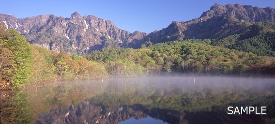 あの山の写真 初夏の鏡池と戸隠連峰 画像サイズ：約208×462mm 売買されたオークション情報 落札价格 【au  payマーケット】の商品情報をアーカイブ公開