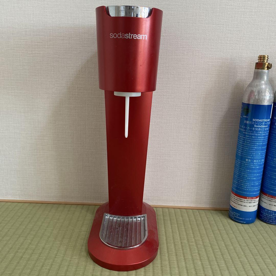 【人気急上昇】 sodastream 炭酸水メーカー 本体とボンベ2本、ボトル1本（ソーダ キッチン家電