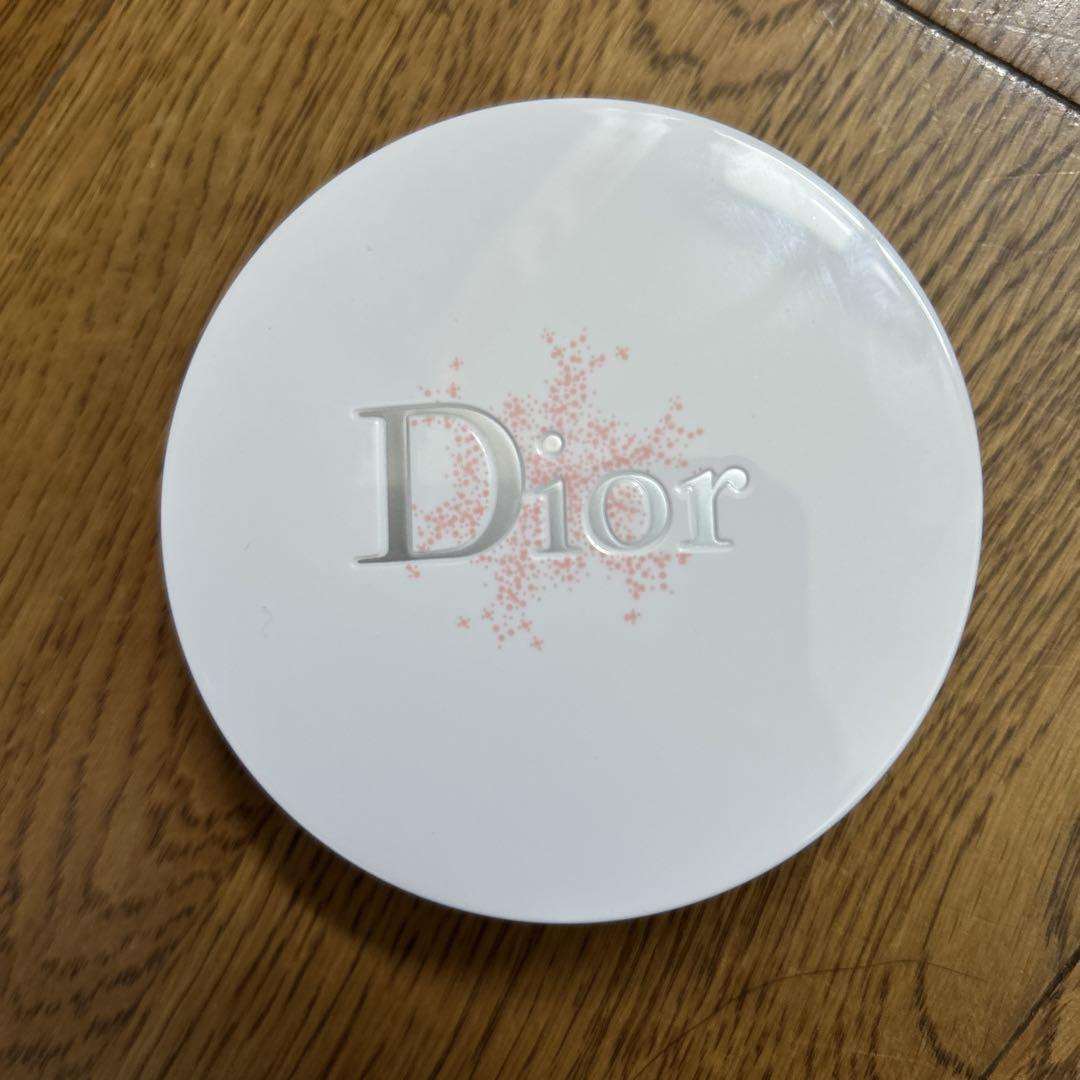 Diorスノーパーフェクトライト コンパクトファンデーション