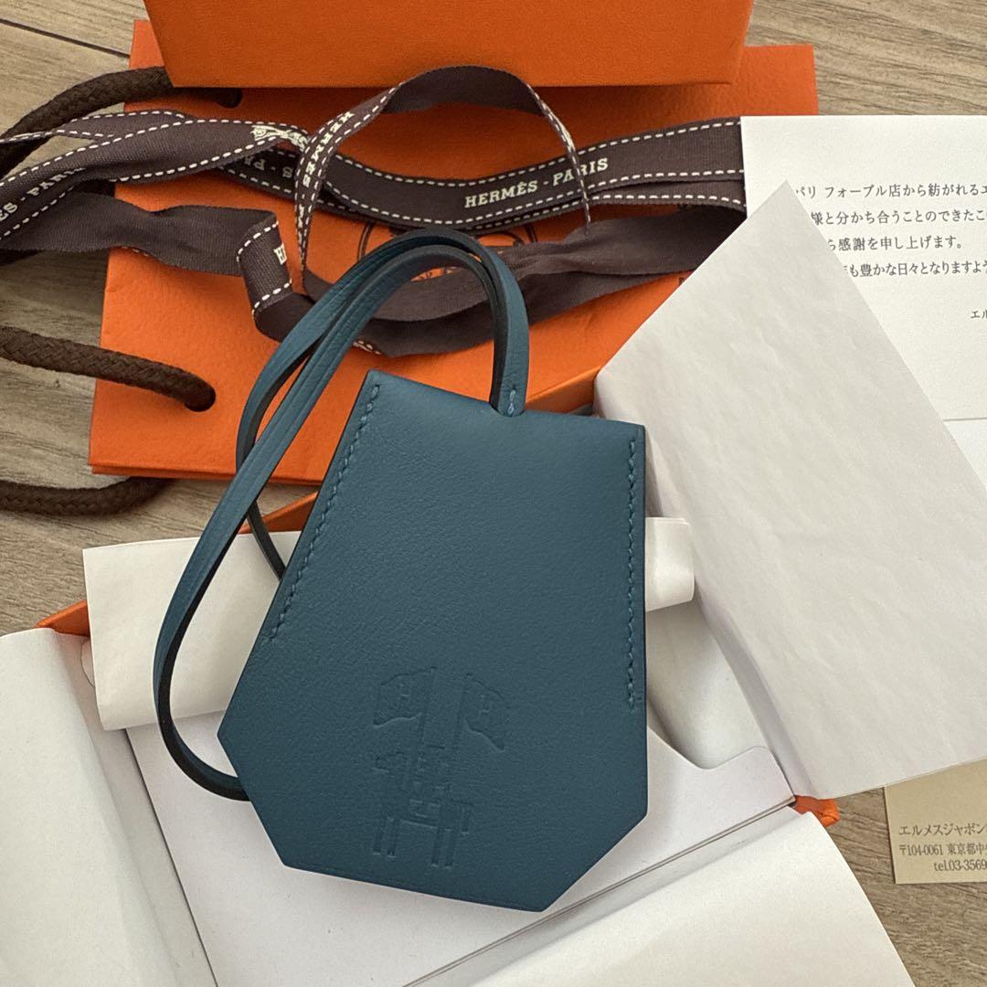 新品HERMES エルメス 2024 イヤーズギフト レザー　キークロシェット 新品HERMES エルメス 2024 イヤーズギフト レザー キークロシェット