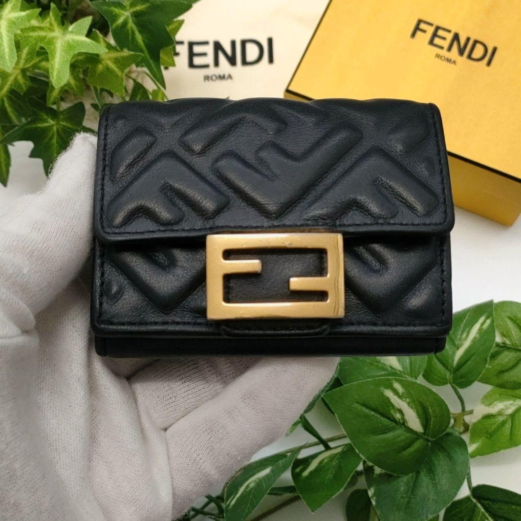 良品　フェンディ　エフイズ　ズッカ　エンボス　コンパクトウォレット　三つ折り財布 良品 フェンディ エフイズ ズッカ エンボス コンパクト