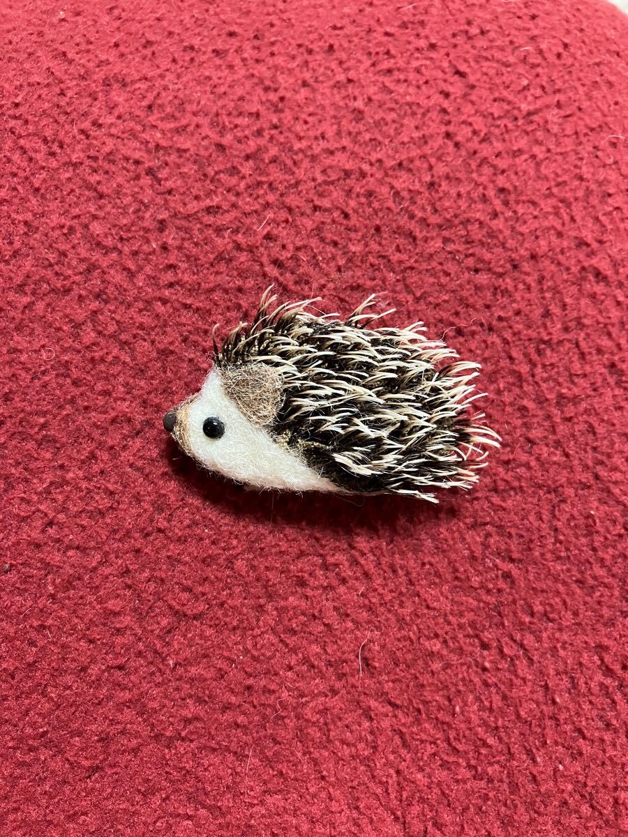 羊毛フェルトハリネズミブローチ 重かっ