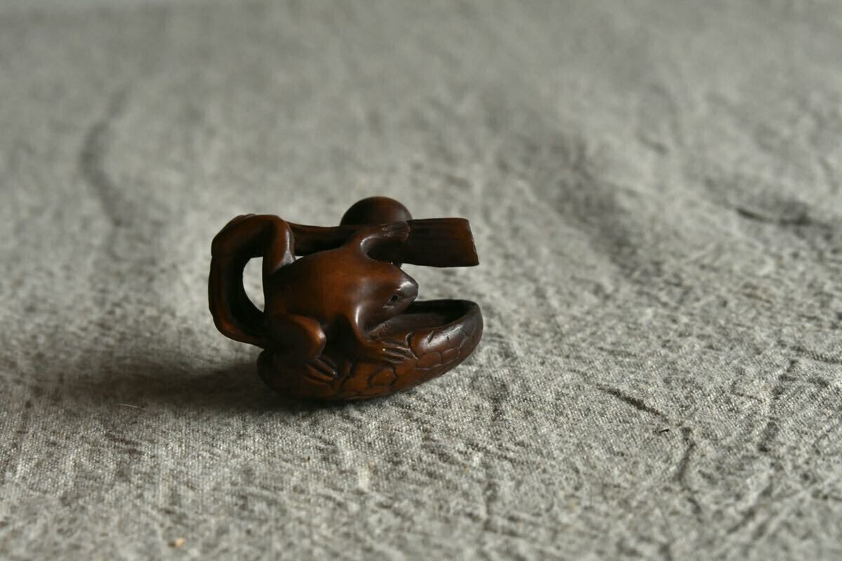 古美術】しいたけにのっているかえる 根付 Netsuke 玉山 在銘 骨董 椎茸