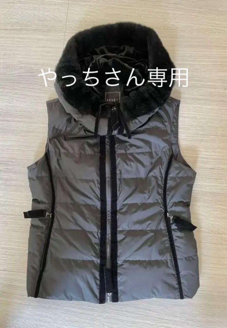 美品　FOXEY フォクシー　ヌートリア　フード　軽量　ダウン　ベスト 美品FOXEY フォクシーヌートリアフード軽量ダウンベスト