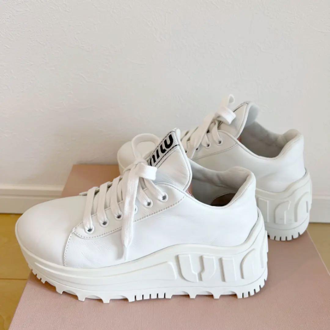 miu miu ホワイト スニーカー 厚底