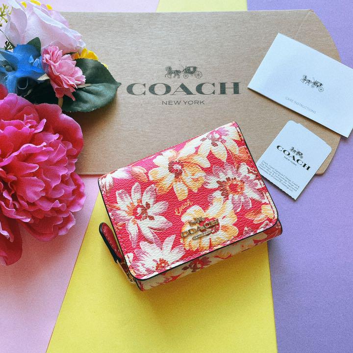 新品♡COACH コーチ 折財布 花柄 ピンク 赤 黄 かわいい ミニ財布 ちょろい