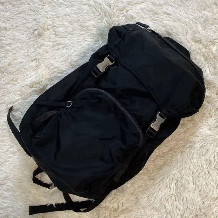 PRADA プラダ とてつもなく リュック 三角プレート 黒 V135