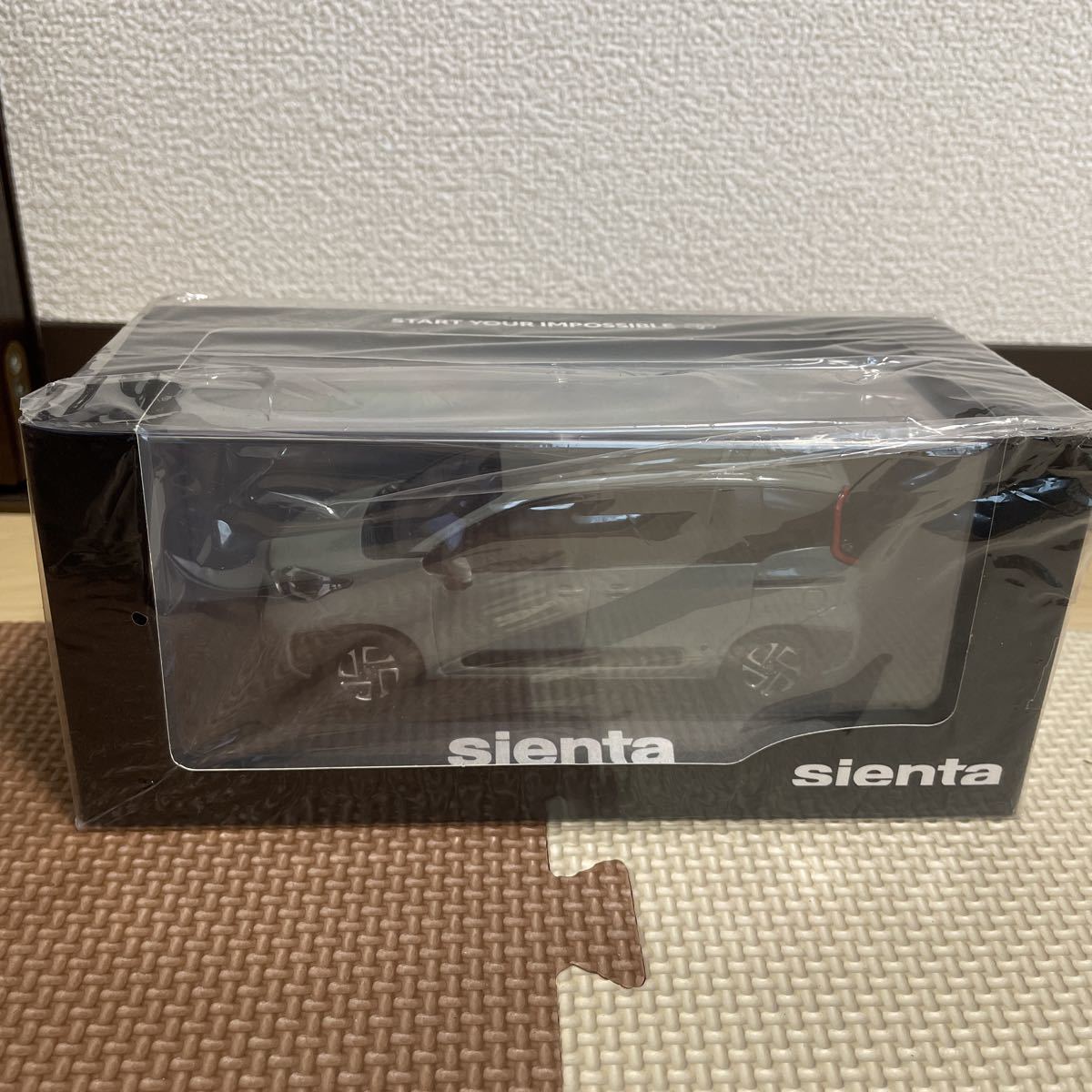 1/30 トヨタ 新型シエンタ Sienta 最新モデル 非売品 カラーサンプル 色見本 ミニカー アーバンカーキ